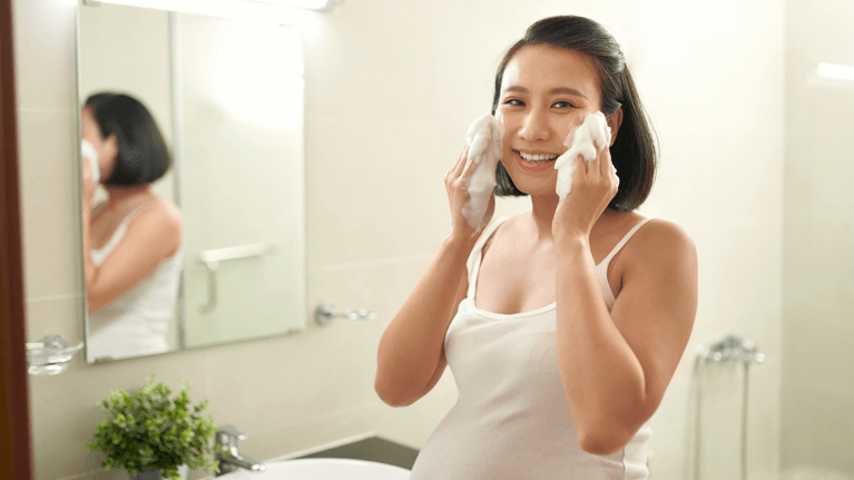 Best Pregnancy Safe Face Washes for Glowing Skin 2023